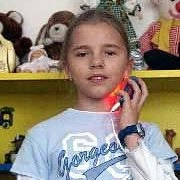 10 éves vagyok.... A készüléked segített nekem, és a legjobb az egészben, hogy ha valami fáj, akkor magamra tudom csillogtatni.....